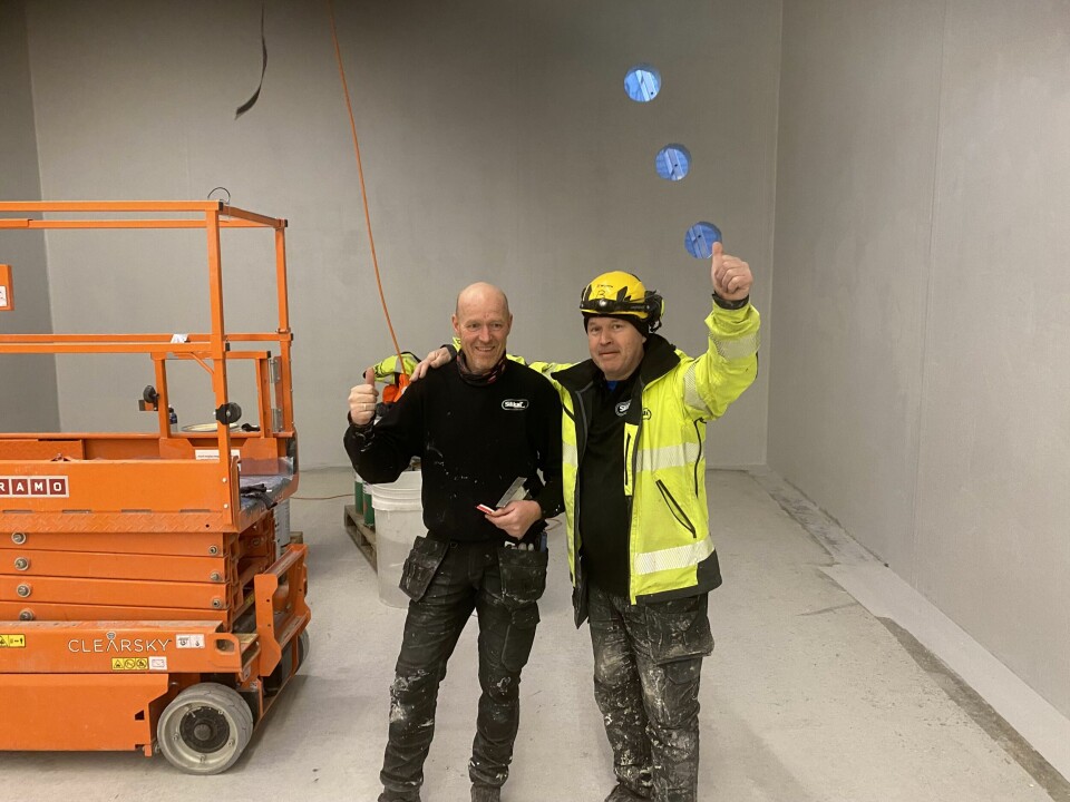 Terje Oseth og nyansatt John Halstein Andreassen, her under arbeid på Gaia Salmon sitt anlegg som er under oppbygging på Træna. Terje Oseth og nyansatt John Halstein Andreassen, her under arbeid på Gaia Salmon sitt anlegg som er under oppbygging på Træna.