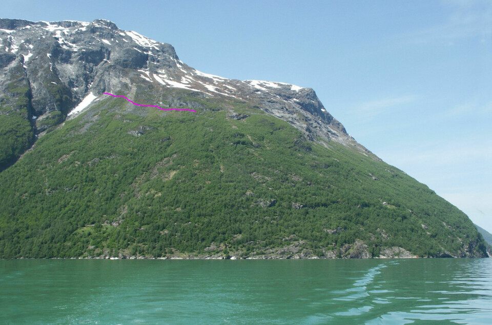 Åkneset i Sunnylvsfjorden I Stranda kommune i Møre og Romsdal. Sprekken er markert med fiolett.