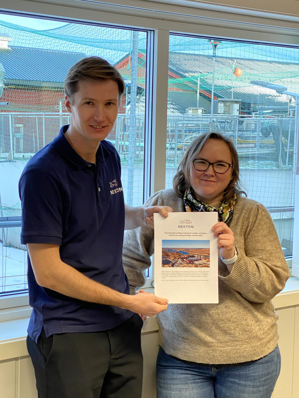 Daglig leder i Nekton Settefisk Christian Wikan og biolog og kvalitetsleder, Maria Sørøy med søknaden om utvidelse i settefisktillatelsen. Sistnevnte har gjort hovedjobben med søknaden.
