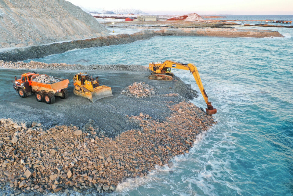 De utgravde massene fra bassenggropene og vannveiene brukes i utviklingen av en ny havn på Kvalnes.