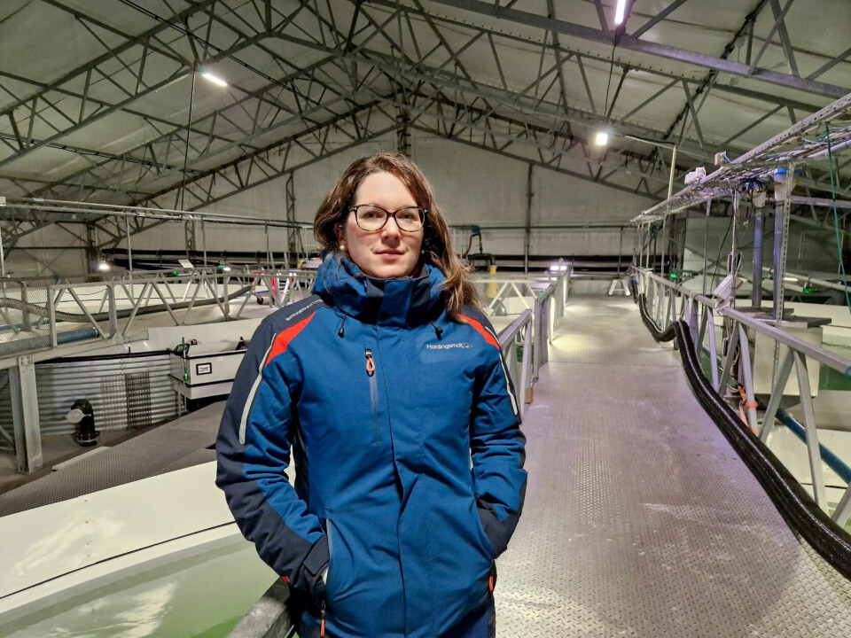 Katrine Bergthun sier i jobben sin er det viktig for henne å produsere en frisk og robust fisk. Foto: Hardingsmolt