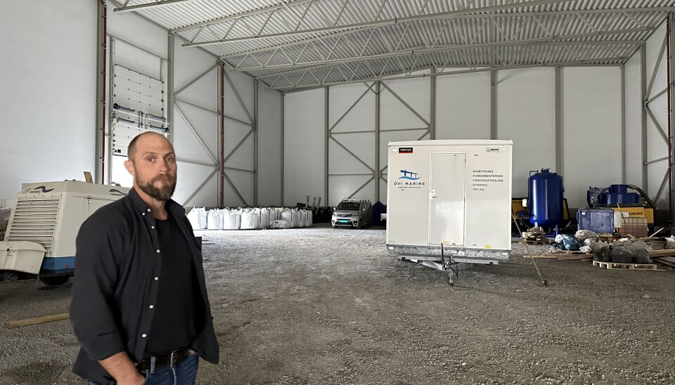 Her i denne hallen skal de neste tankene inn. Teknisk sjef i OFS Måløy, Yngve Hjertenes, sier det til slutt skal inn 7 tanker her.