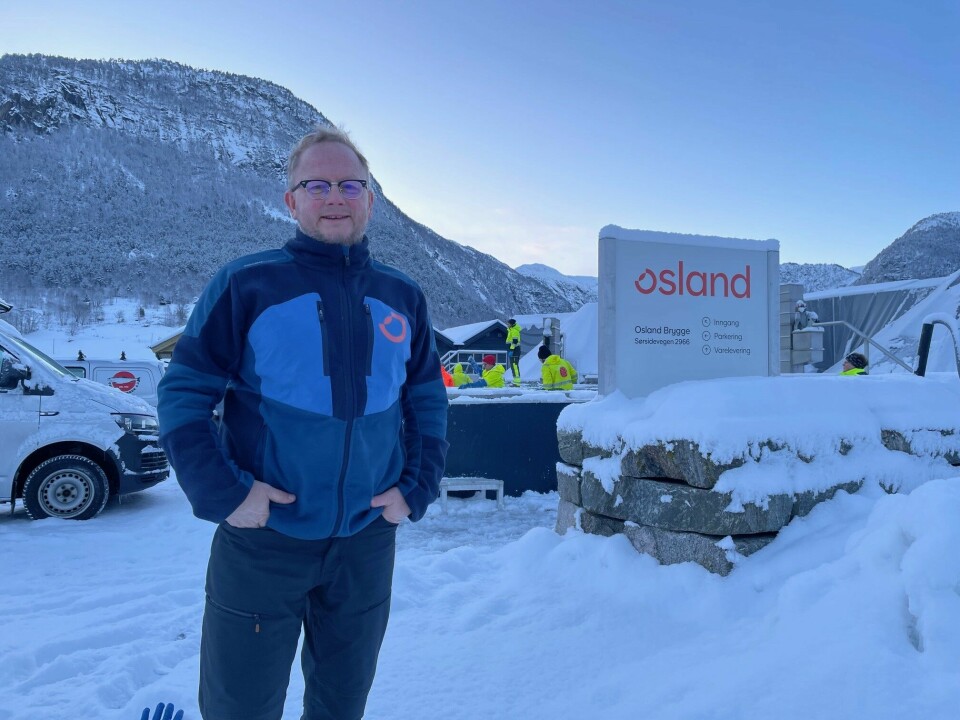 Thoralf Solberg, daglig leder for Osland Genetics. Her er han foran selskapets lokaler i Bjordal, der de holder på med mye arbeid.