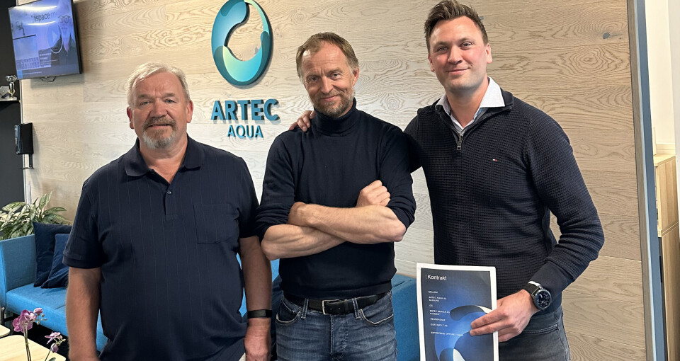 Brimer melder at de skal levere utstyr til Eide Smolt anlegget som Artec Aqua skal bygge. Avbildet er prosjektleder i Brimer Ove Midtflø, senior prosjektleder i Artec Aqua Andres Thyri og salgssjef landbasert oppdrett Fredrik Ryslett.