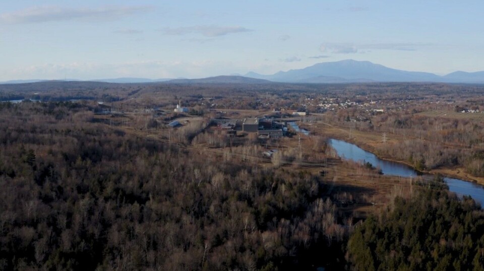 Bildet viser Millinocket, med de gjenværende delene av papirfabrikken i forgrunnen og Mount Katahdin i bakgrunnen. Great Northern Salmons anlegg ligger til høyre for elven. Den historiske papirfabrikken okkuperte bare en liten del av eiendommen.
