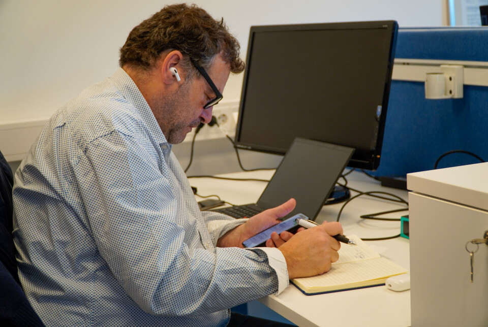Telefonen til Patrick Lorenzi, salgs- og markedsdirektør i Nordic Aquafarms, går varmt under besøket vårt i Fredrikstad. Det er tydelig at folk står klare for å sikre seg den første slakten av den tropiske fisken. Spesiell interesse opplever han fra land med retningsnummer rundt Middelhavet.