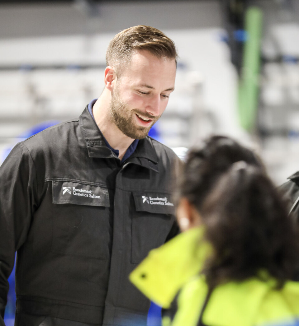 Kristian Sørmo er leder for stamfiskproduksjonen for Norge i Benchmark Her inspiserer han rognen som skal sjokkes og overføres til store inkubatorer.