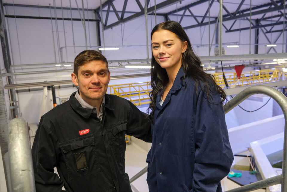 Marianne Aag, fagansvarlig for RAS og vannkjemi og produksjonssjef John Sällebrant forteller de produserer smolt fra 120 gram til 180 i snitt.