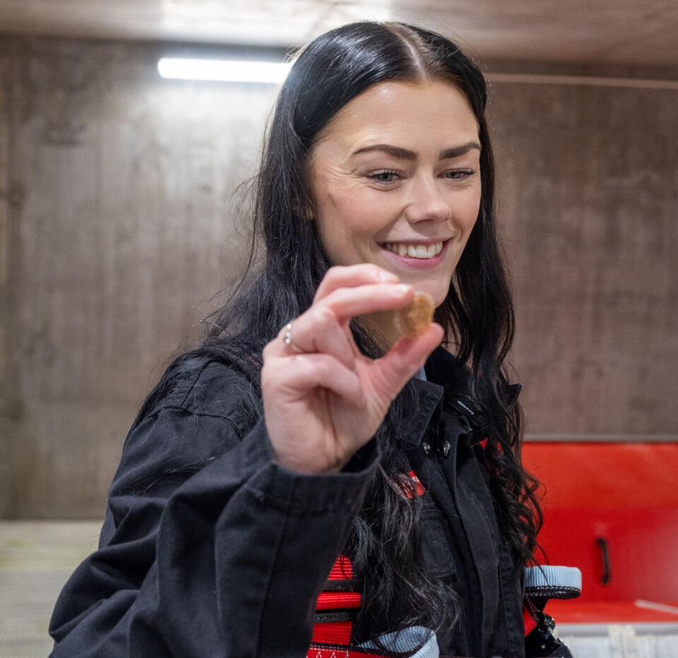 Marianne Aag trives ute i anlegget, her har hun tatt opp biochips som er i biofilteret.