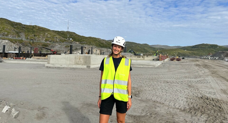 Mariel Ingelin Skogstad er ny i Cermaq teamet. Her er hun på byggeplassen til det nye postsmoltanlegget på Veines, som nå går over i en ny fase der byggningsarbeidet skal gå i gang.