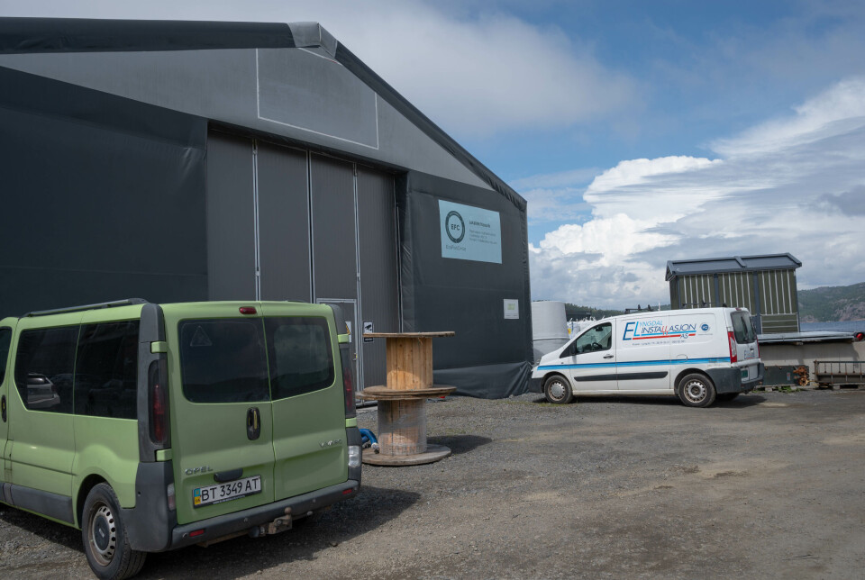 Inne i denne rub-hallen, plassert på industritomten Hausvik litt øst for Farsund, er pilottanken
til EcoFishCircle.