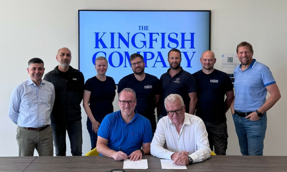 Bilde fra signeringsseremonien:
Bak: Jean-Charles Valette (TKC CFO), Felipe Esquivel (VAQ Senior Project Engineer), Tilla Øygard Holtermann (VAQ Dept Manager Process & Biology), Bram Rohaan (TKC Head of Operations), Wesley Farrant (TKC Lead Electrical Engineer), Huibert Cornelisse (TKC Technical Specialist), Christiaan de Wet (TKC Head of Design & Engineering)
Foran: Sondre Høidalen (VAQ CEO), Vincent Erenst (TKC CEO)
