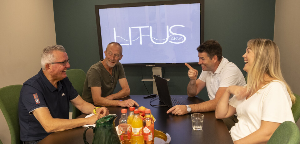 Det er god stemning på Litus Akva sine nye kontorer. Her diskuterer daglig leder Jan Fossberg, Erik Morvik, Ingrid Landro og Kristian Steinestø utviklingen til selskapet.