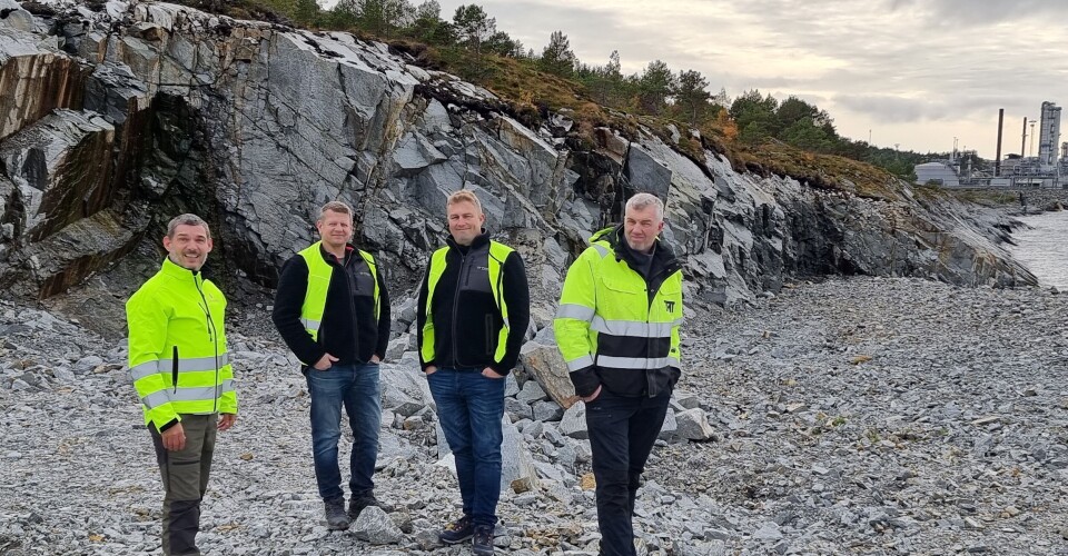 Startskuddet har gått på Tjeldbergodden – Salfjord og Tverås inngår storkontrakt på tresifret millionbeløp for utarbeiding av tomt der det skal bygges et landbasert anlegg. Fra venstre: Hans Ramsvik (Salfjord), Robert Wean (Tverås), Frode Tverås, Kurt Arne Tverås