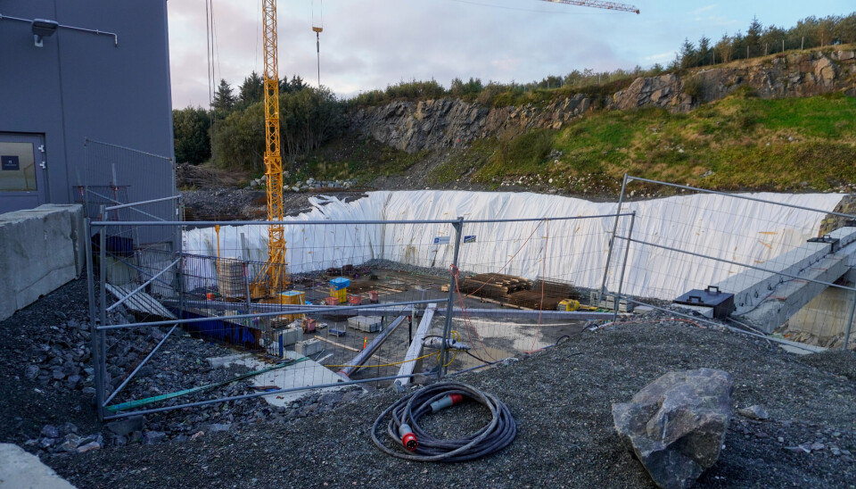 Med fase to vil selskapet øke produksjonskapasiteten til 18 000 tonn per år. Her klargjøres ny inntaks- og rensestasjon på området.