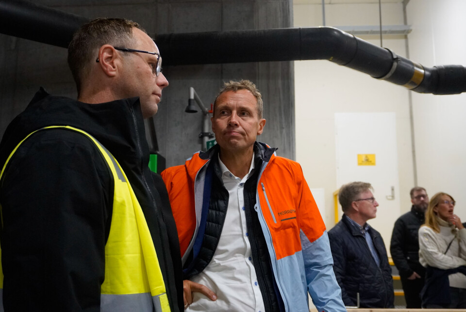 Christian Chramer, administrerende direktør i Norges Sjømatråd, i samtale med Odd Frode Roaldsnes fra Salmon Evolution under besøket på det landbaserte oppdrettsanlegget på Indre Harøy.