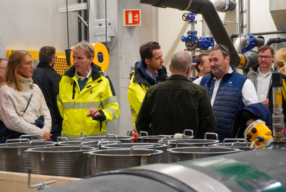 Deltakere fra Gath-konferansen inne i det landbaserte anlegget.