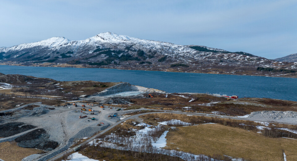Anlegget forventes å være fullt operativt i 2027. Den første smolt skal settes ut i 2026.