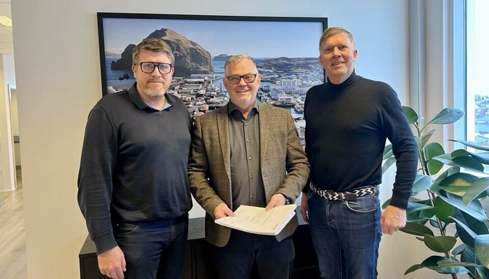 På bildet sees Kristmann Kristmannsson, prosjektleder for prosess og innkjøp i Laxey, og Daði Pálsson, administrerende direktør i Laxey, som sammen med Karl Ásgeirsson, salgssjef i Baader Island, forsegler avtalen.