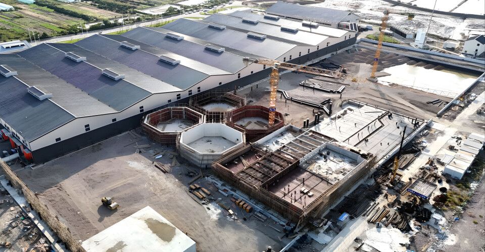 Tross utfordringer med geosmin er selskapet godt i gang med utbyggingen av fase 2, som skal doble kapasiteten til 8 000 tonn. De tekniske installasjonene forventes å starte i januar 2025 med første slakt planlagt i andre halvår 2026.