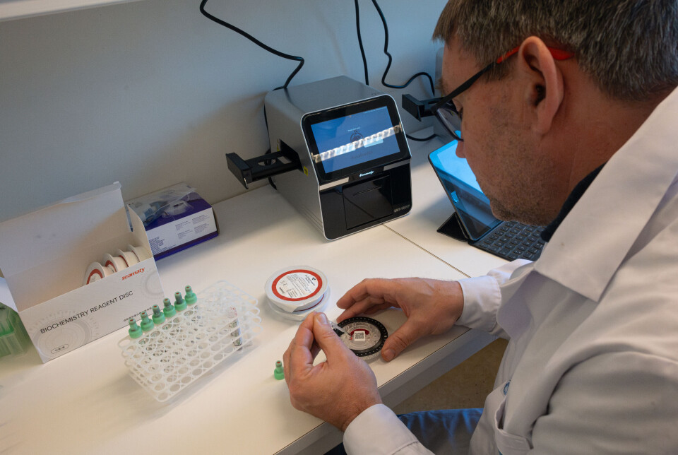Kjetil Korsnes fra AquaPredict appliserer 100 mikroliter blod ned på testpanelet. Det settes så i maskene bak og etter 12 minutter er analysen ferdig.