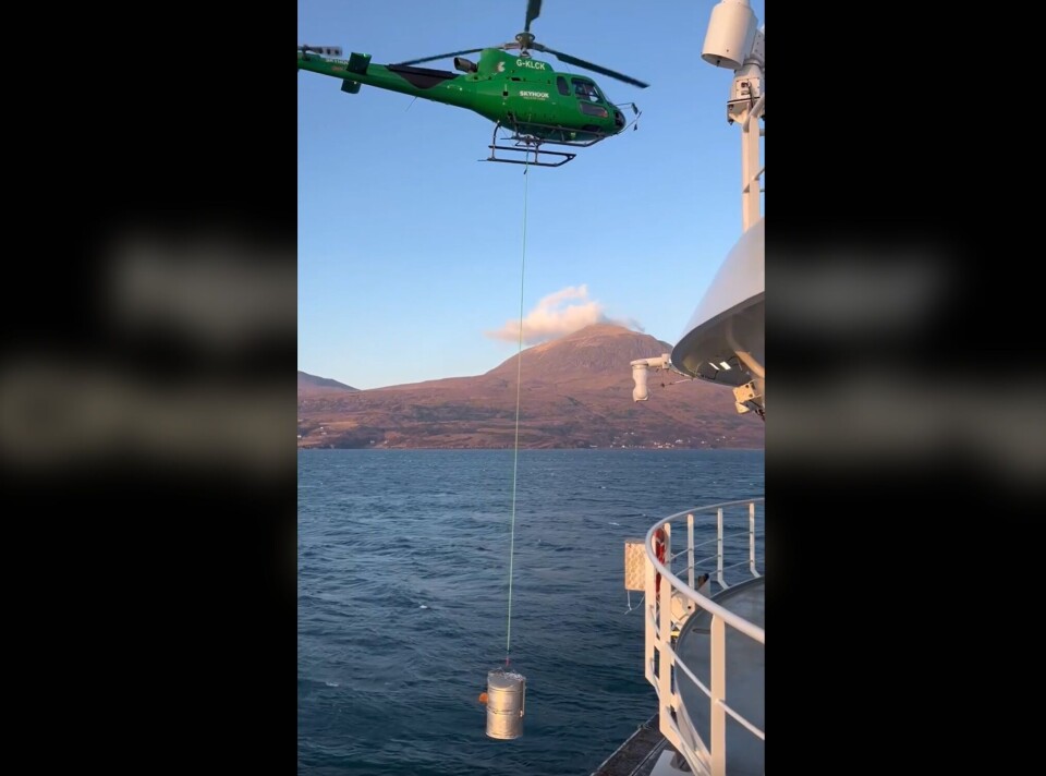 Laks som blir fraktet med helikopter til brønnbåten Njord Pioner.