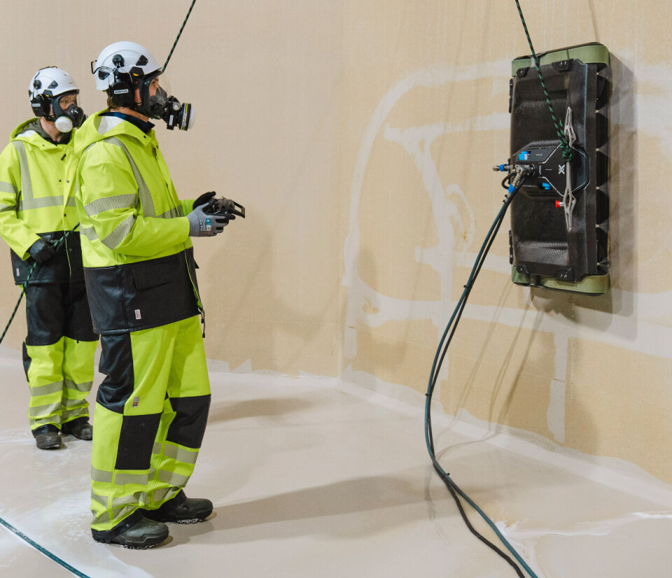 Rengjøringsroboten i bruk. Roboten er utviklet for å rengjøre oppdrettsbassenger mer effektivt og redusere behovet for manuell arbeidskraft.