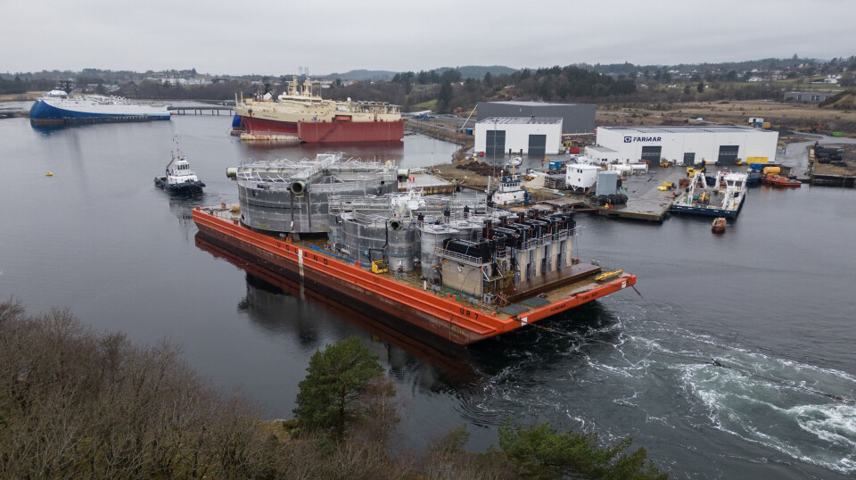 De første ferdigbygde RAS-modulene fra Searas er nå transportert sjøveien til et landbasert oppdrettsanlegg i Farsund. Selskapet hevder at metoden kan gi raskere og mer fleksibel utbygging av oppdrettsanlegg i fremtiden.