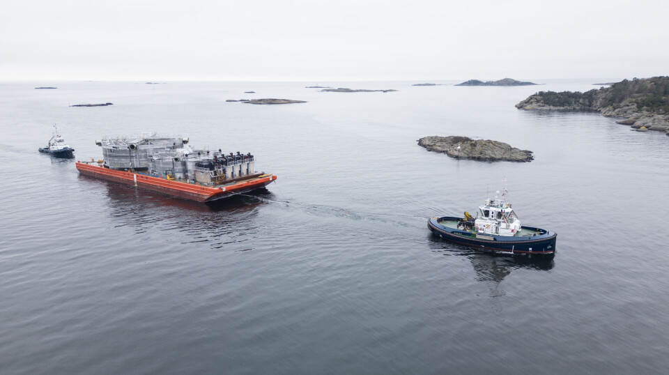 De første ferdigbygde RAS-modulene fra Searas er nå transportert sjøveien til et landbasert oppdrettsanlegg i Farsund. Selskapet hevder at metoden kan gi raskere og mer fleksibel utbygging av oppdrettsanlegg i fremtiden.