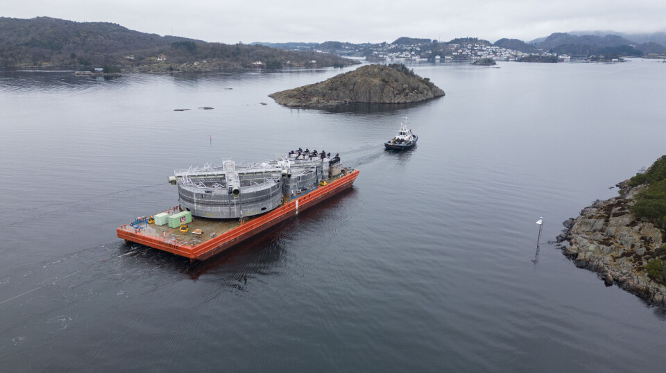 De første ferdigbygde RAS-modulene fra Searas er nå transportert sjøveien til et landbasert oppdrettsanlegg i Farsund. Selskapet hevder at metoden kan gi raskere og mer fleksibel utbygging av oppdrettsanlegg i fremtiden.