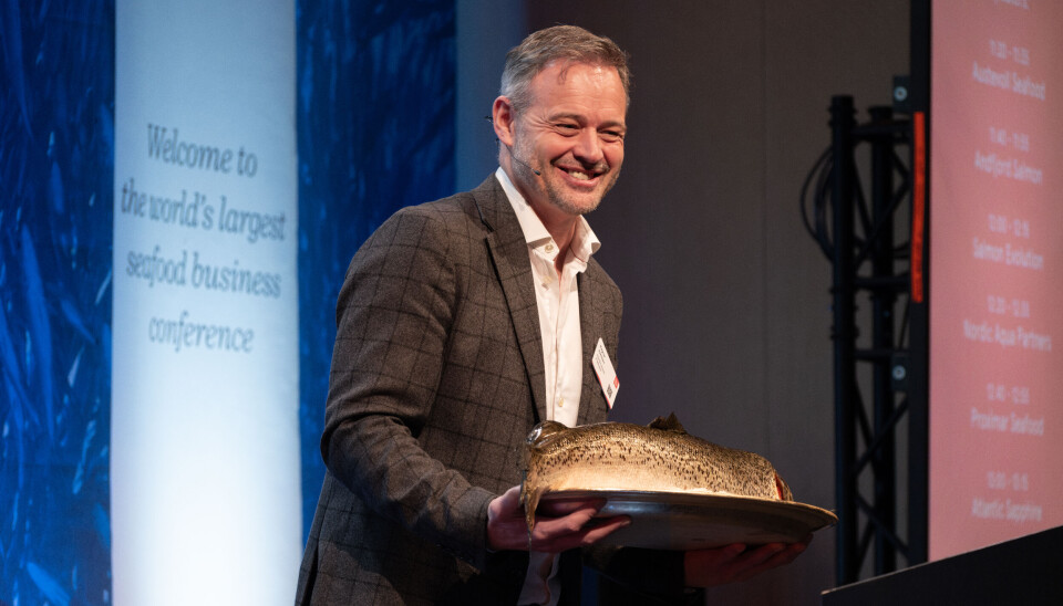 Administrerende direktør Ragnar Joensen viste frem den store laksen Nordic Aqua Partners har produsert på NASF.
