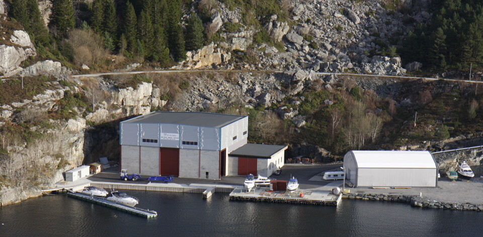 Her skal det byggjast: Det nye settefiskanlegget til ABM blir etablert på det ferdig regulerte industriområdet til Atløy Båt & Marina i Askvoll kommune. Området er klargjort med stålhall, djupvasskai og infrastruktur for vidare utbygging.