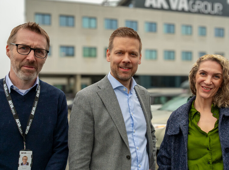 Da Johan Fredrik Gjesdal (midten) overtok som sjef for den landbaserte avdelingen for omtrent fire år siden, var det ingen på hovedkontoret på Klepp som jobbet med landbasert oppdrett. I dag teller staben 100 her på hovedkontoret, og globalt til sammen 250. Her er han flankert av sine to kollegaer; direktør for R & D og engineering, Jan Christian Kerlefsen og kommersiell direktør for AKVA group, Siri Tømmerås.