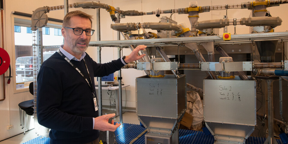 Automatisering av ulike prosesser og utnyttelse av data for å forbedre produksjonen vil bli essensielt fremover, sier direktør for R & D og engineering, Jan Christian Kerlefsen. Her viser han et fôringsanlegg i den nybygde landbaserte laben.