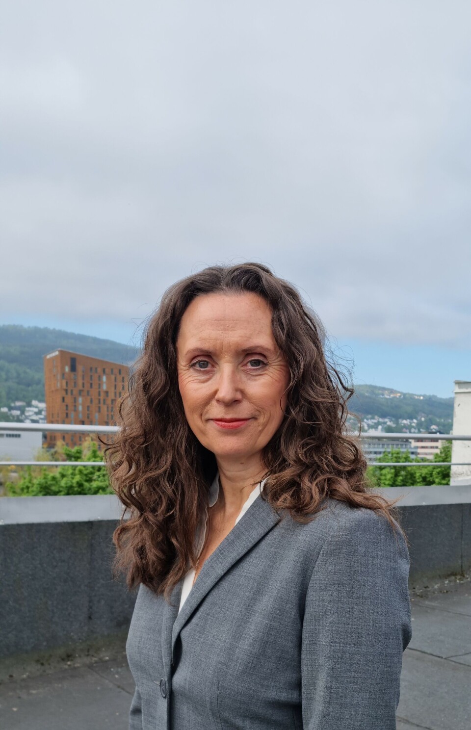 Synnøve Helland har doktorgrad i fiskefysiologi og over 25 års erfaring fra havbruksnæringen. De siste årene har hun hatt sentrale lederroller i Pure Salmon-gruppen, senest som Chief Quality Officer i Pure Salmon Technology, og før det har hun bla. vært leder for Nofimas forskningsstasjon på Sunndalsøra.