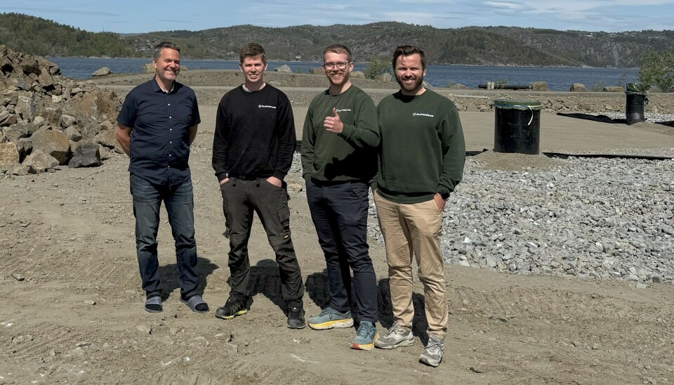 Fra tidligere i år da grunnarbeidet til det nye landbaserte anlegget på Hausvik ble igangsatt. Nå er det også klart at Bioretur AS skal levere slambehandling. Fra venstre: Trond Rafoss, (Oceanfarm Holding), Oskar Holte, Mats Staddeland og Daniel Jakobsen (EcoFishCircle).