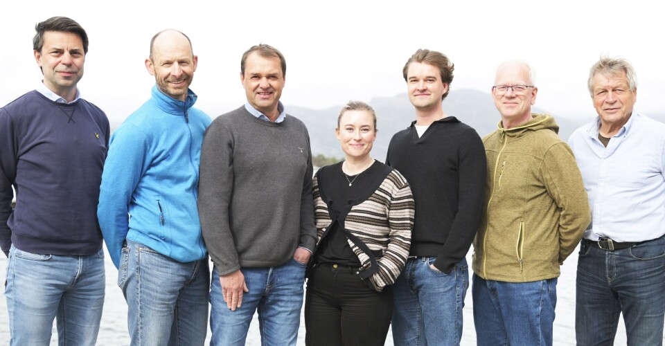 På bildet er alle som sitter på hovedkontoret i Florø. Fra venstre: Tor Egil Nedrebø (CFO), Øyvind Korsøen (PHD Akva), Knut Eikeland (Daglig Leder), Heidi Johansen Nedberg (Konsulent fiskehelse/kvalitet), Magnus Westbø Eikeland (Trainee), Steinar H. Midtbø (Produksjonsleder), Ola Sveen (gründer og rådgiver).