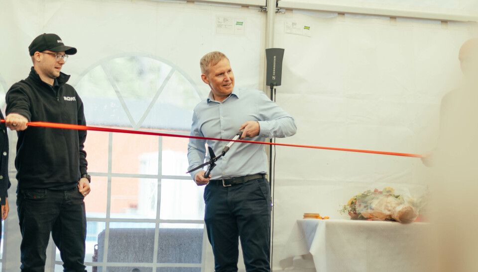 Konsernsjef Ivan Vindheim klipper snoren under den offisielle åpningen av Mowis nye postsmolt-avdeling på Haukå utenfor Florø. Foto: Mowi.