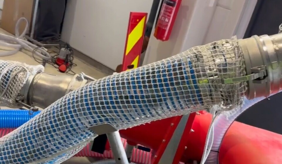 Fisken leveres fra bil til kar via dette røret.