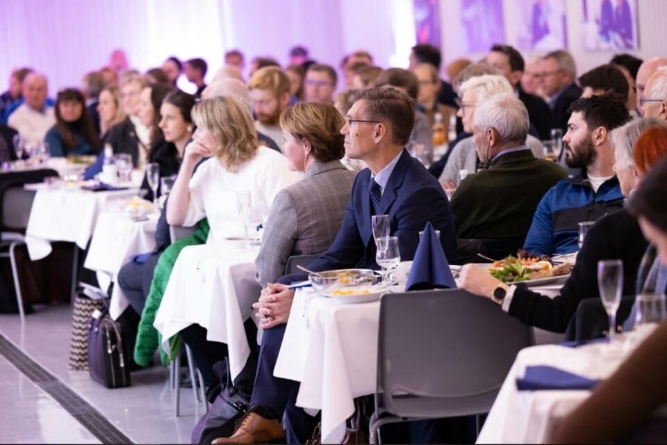 Det var for anledningen duket til fest i en fullsatt forsøkshall. Etter feiringen ble dukene ryddet bort for å gjøre plass til nytt forskningsutstyr. Foto: Terje Aamodt, Nofima.