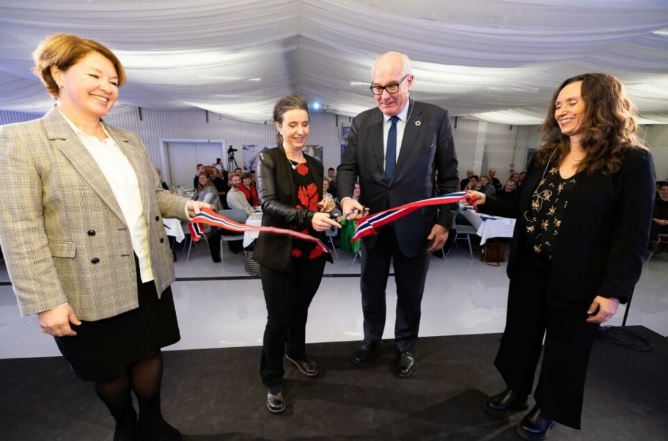 Stortingsrepresentant Jenny Klinge (Sp) og Nofima-direktør Øyvind Fylling-Jensen klippet snora sammen, som symboliserer åpningen av en ny forskningshall på Sunndalsøra. De to er flankert av Bente Torstensen og Synnøve Helland i Nofima. Foto: Terje Aamodt, Nofima.