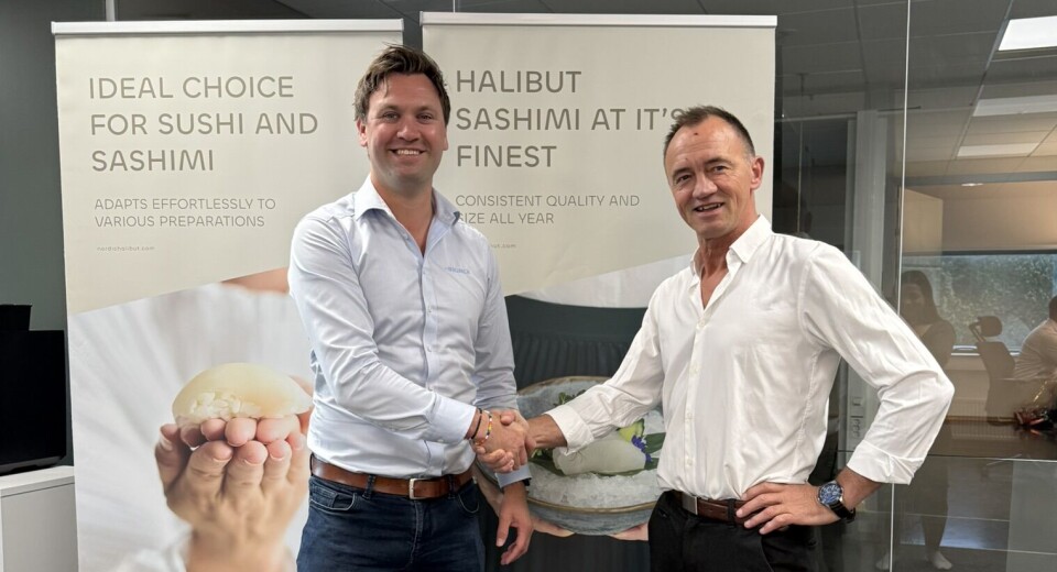 Fredrik Ryslett (t.v.), salgssjef for landbasert akvakultur i Brimer, og Edvard Henden (t.h.), CEO i Nordic Halibut, inngår samarbeid om levering av oppdrettskar til selskapets nye anlegg i Torjulvågen.