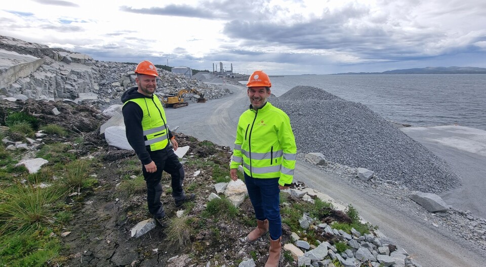 Robin Fladseth (t.v.) er ny COO i Salfjord. Her er han sammen med administrerende direktør Hans Ramsvik (t.h.) på sitt første besøk på anleggsområdet på Tjeldbergodden.