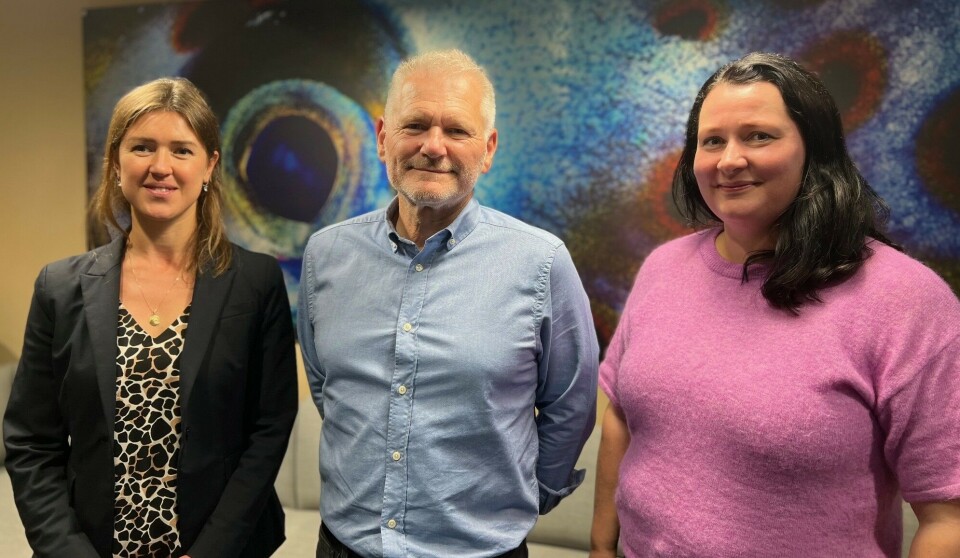 To nye i Benchmark Genetics: CFO Jon Crowther er flankert av de to nyansettelsene; Viktorija Dorfan (t.v.) som er ansatt som «group reporting manager» og Mette Remø (t.h.) som er ansatt som «senior legal counsel»/advokat.