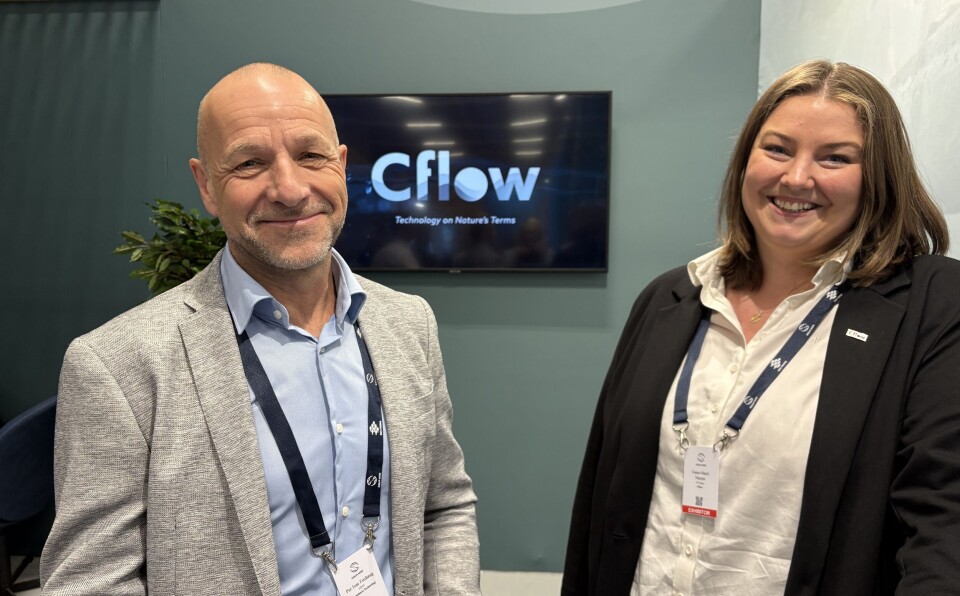 Per Ivar Foshaug, administrerende direktør i Pure Salmon, og Gunn-Marit Nerem, Cflow, signerte avtalen på Cflows stand på Aqua Nor.