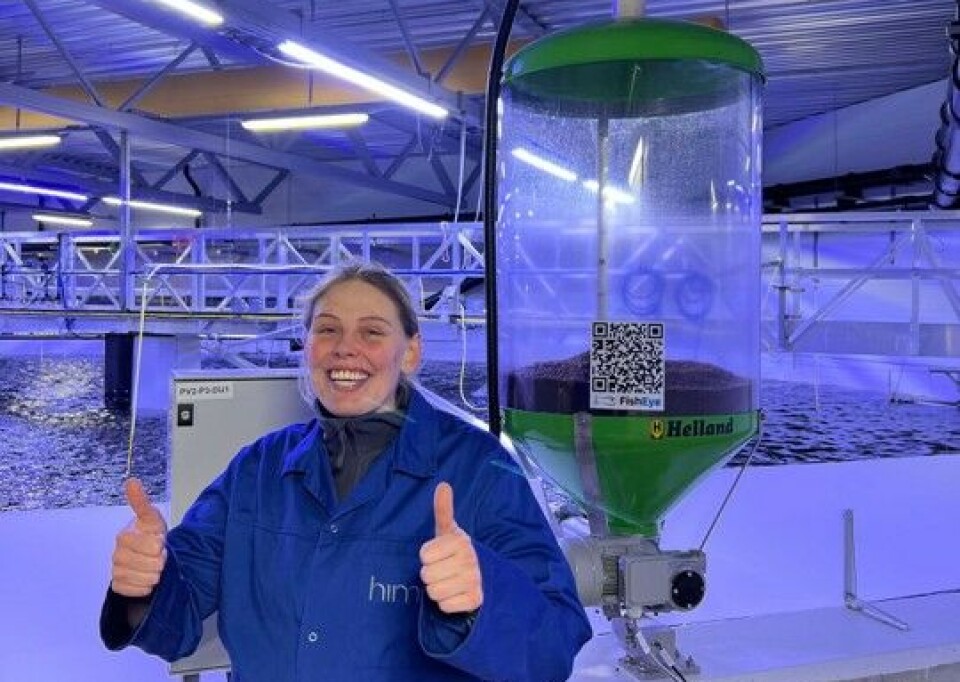 På Hima Seafood på Rjukan er systemet testet med dokumentert knusningsgrad på bare 0,09 prosent – langt under nivået i tradisjonelle løsninger. Avbildet er Kamilla Barstad, driftsbiolog hos Hima Seafood.