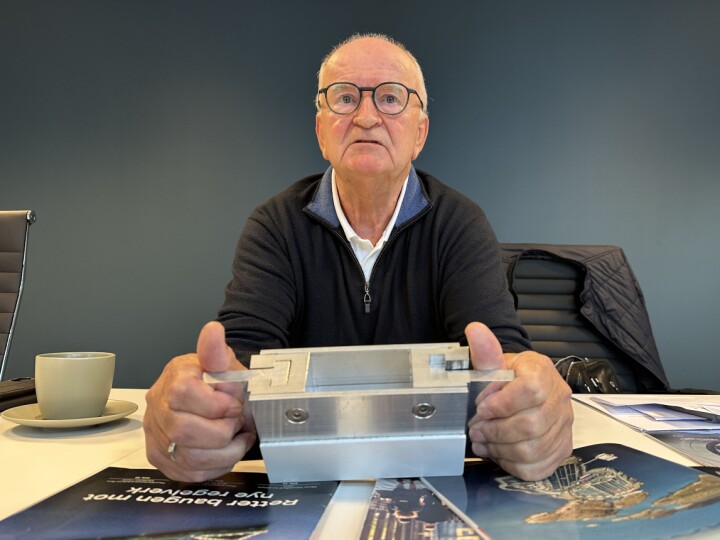 Svein Fürstenberg viser detalj av systemet han tror kan bli et miljøvennlig og slitesterkt alternativ til glassfiber og betong-kar.