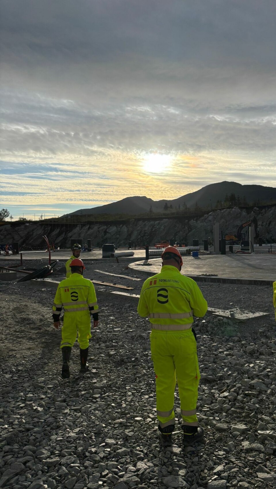 Byggeplassen preges av høy aktivitet fra morgen til kveld når fundamenter, tekniske installasjoner og betongarbeid koordineres. Foto: Eyvi.