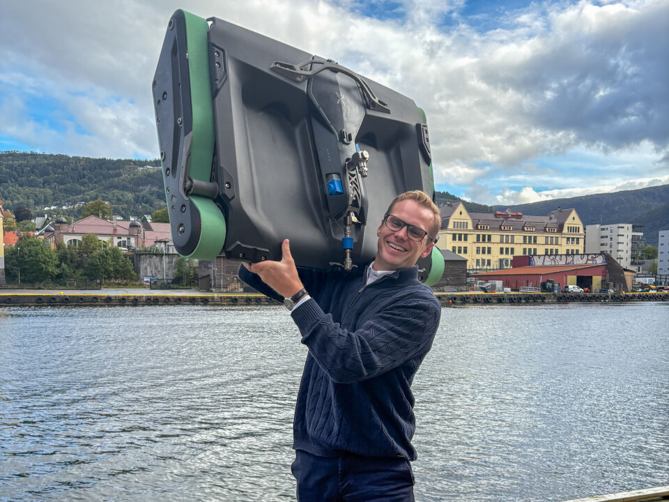 Daglig leder Sindre Hansen viser frem vaskerobotene som veier rundt 45 kilo.