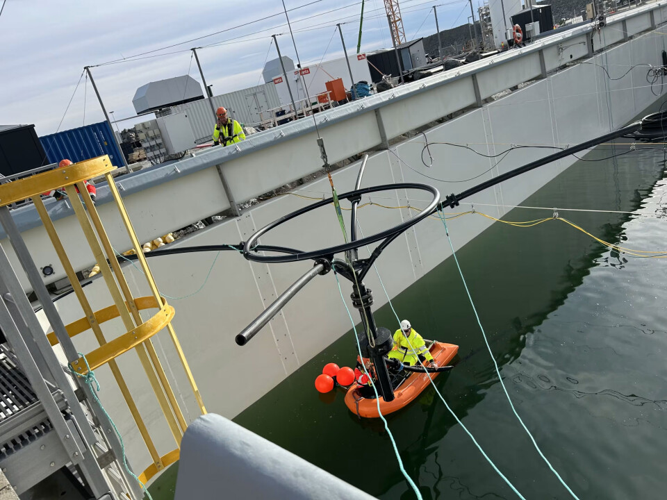 Nå svømmer det fisk i anlegget på Kvalnes igjen. Og snart skal det bli flere. Her fra uttestingen av fôringsanlegget.